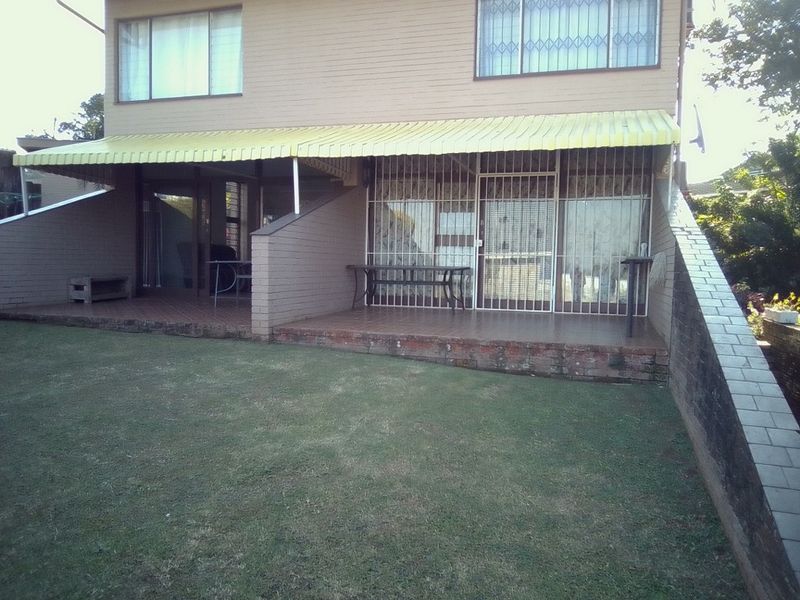 Small complex townhouse on quiet street  - Photo 2
