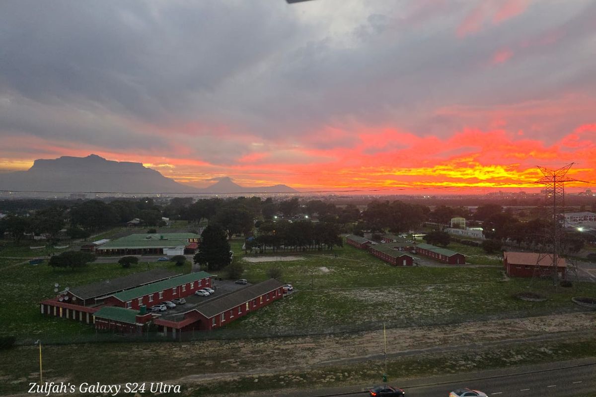 Rare Opportunity | Spacious 92m2 Corner Apartment with Table Mountain Views in Sought-After Townsend Estate, Goodwood - Photo 2