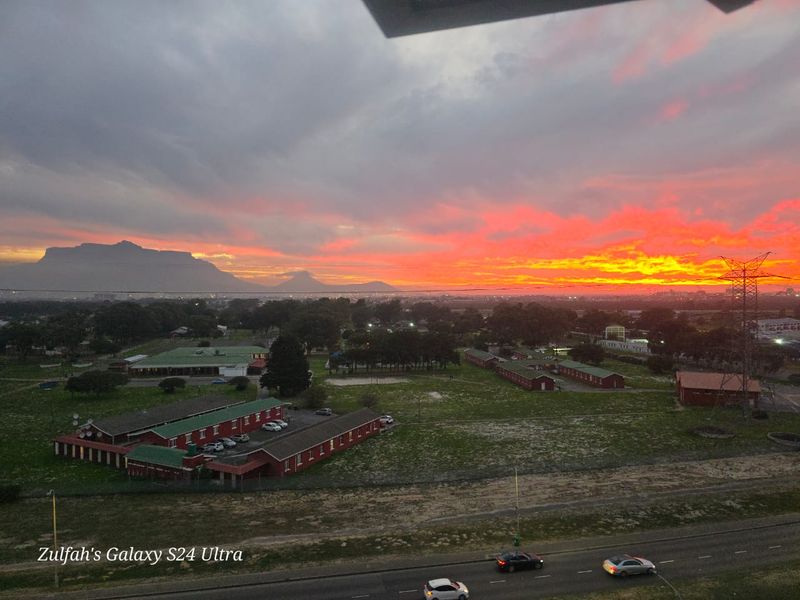 Rare Opportunity | Spacious 92m2 Corner Apartment with Table Mountain Views in Sought-After Townsend Estate, Goodwood - Photo 2
