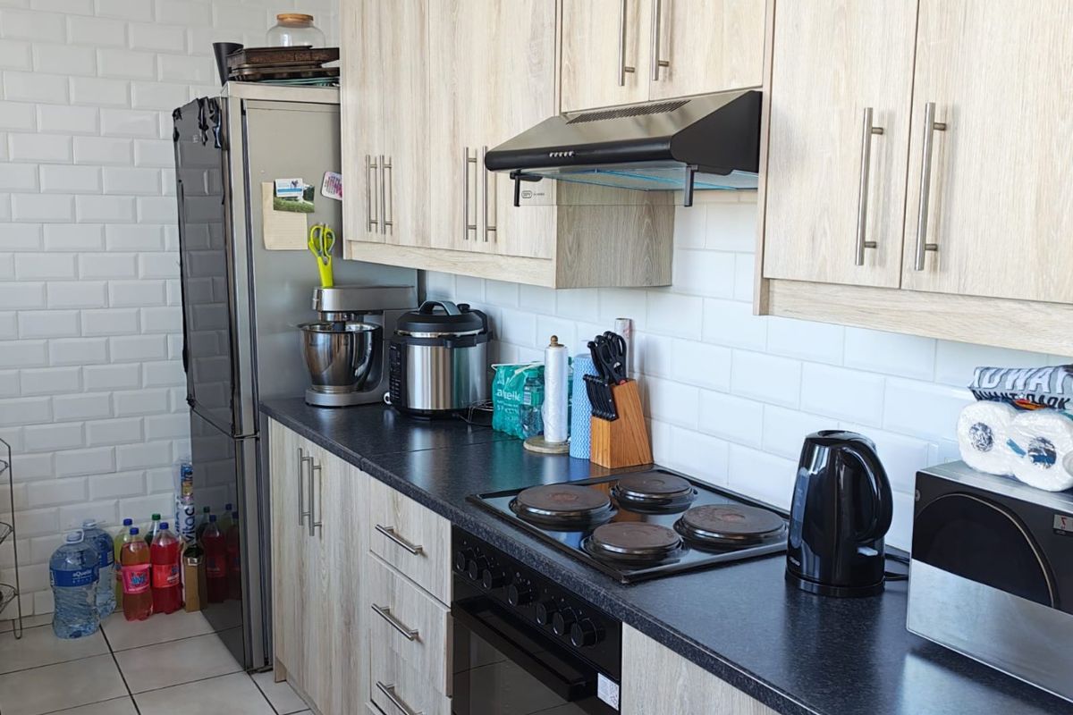 Rare Opportunity | Spacious 92m2 Corner Apartment with Table Mountain Views in Sought-After Townsend Estate, Goodwood - Photo 4