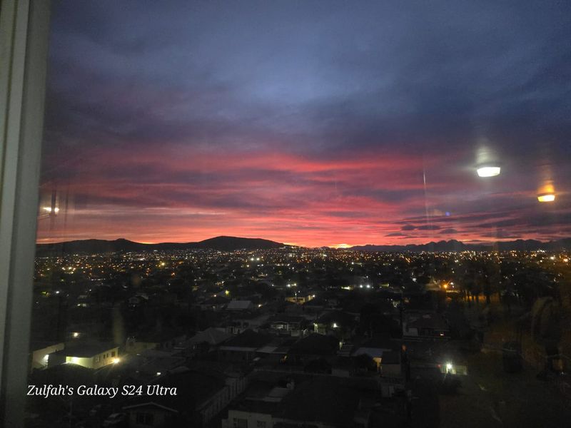 Rare Opportunity | Spacious 92m2 Corner Apartment with Table Mountain Views in Sought-After Townsend Estate, Goodwood - Photo 1