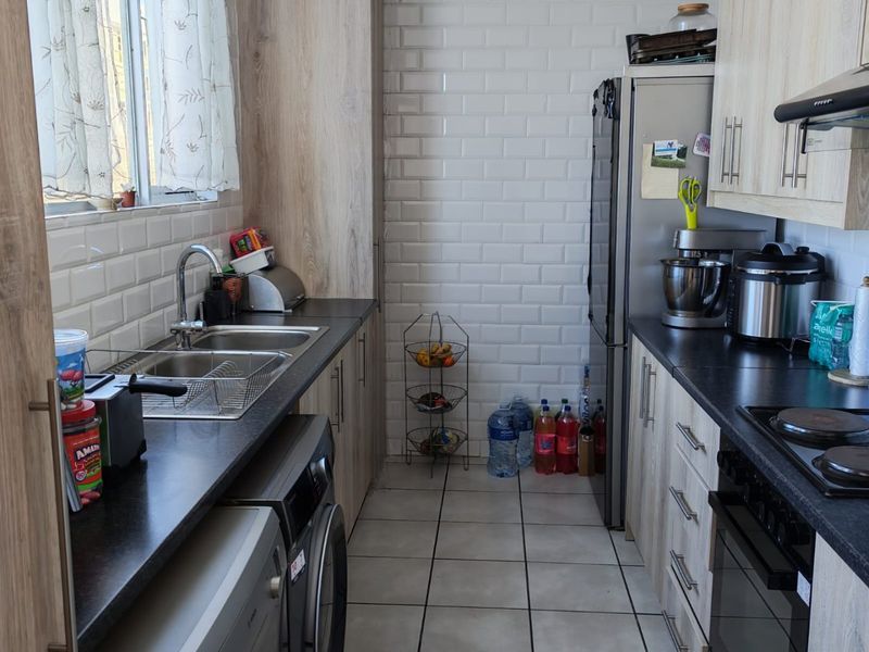 Rare Opportunity | Spacious 92m2 Corner Apartment with Table Mountain Views in Sought-After Townsend Estate, Goodwood - Photo 3