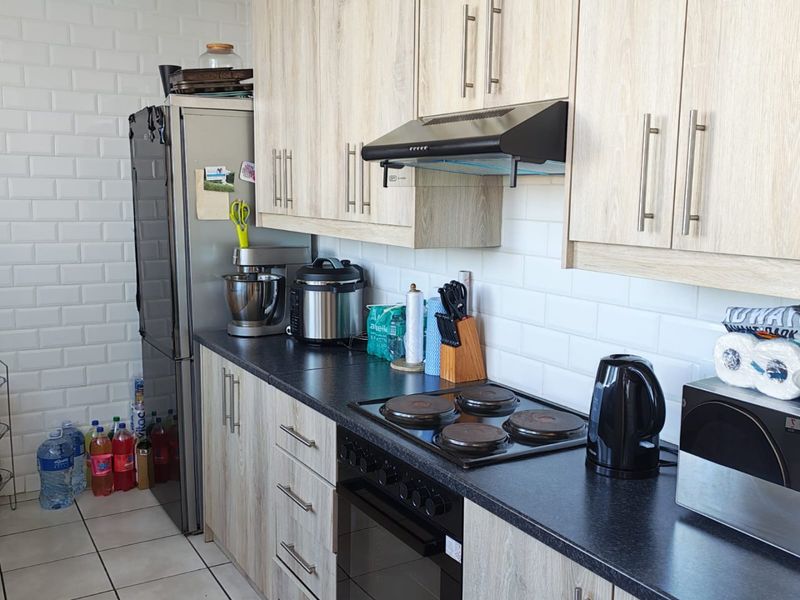 Rare Opportunity | Spacious 92m2 Corner Apartment with Table Mountain Views in Sought-After Townsend Estate, Goodwood - Photo 4