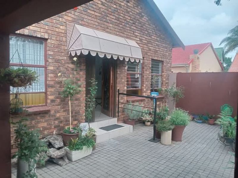 Just Listed! Two Separate and Beautiful UNITS to rent in PARKTOWN ESTATE  - Photo 1