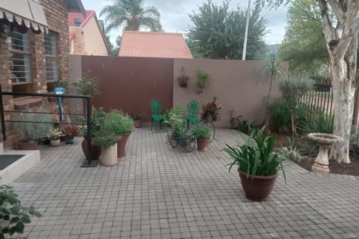 Modern 2 x Bed Unit @ R8000 & Modern 2 x Bed Unit @ R6500 in PARKTOWN ESTATE  - Photo 3