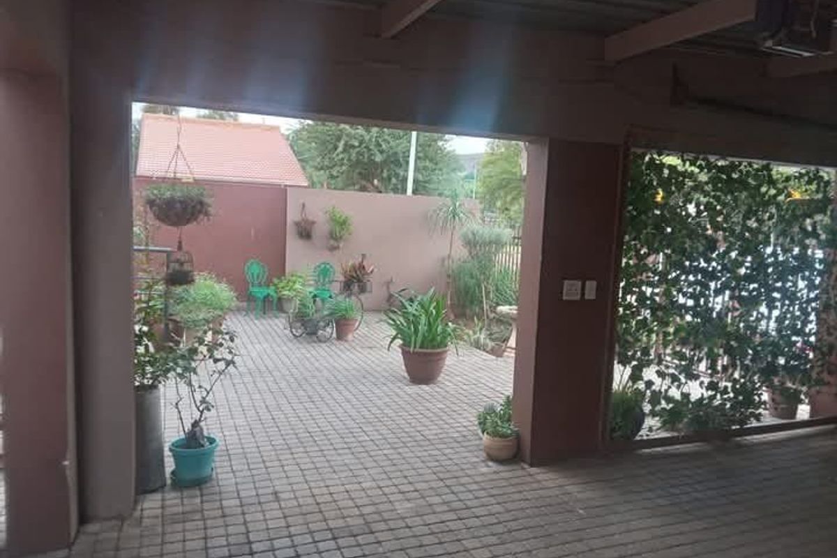 Modern 2 x Bed Unit @ R8000 & Modern 2 x Bed Unit @ R6500 in PARKTOWN ESTATE  - Photo 4