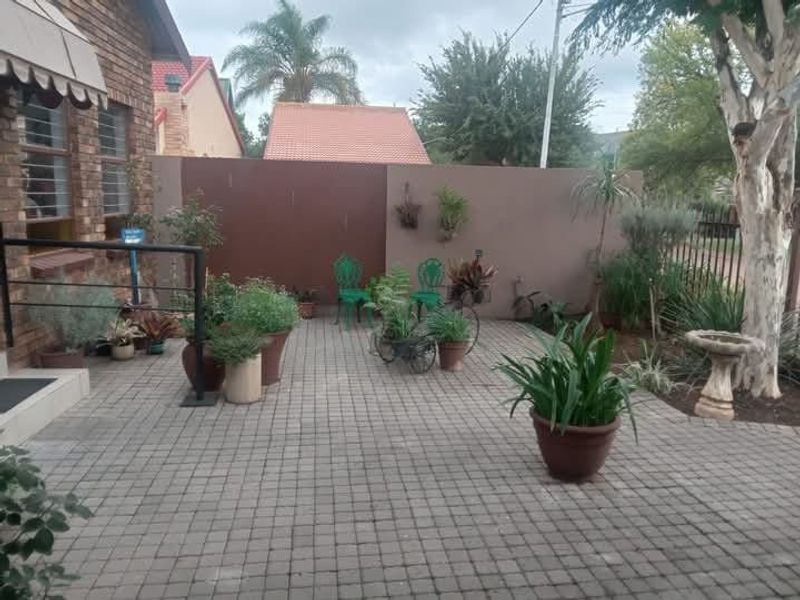 Modern 2 x Bed Unit @ R8000 & Modern 2 x Bed Unit @ R6500 in PARKTOWN ESTATE  - Photo 3