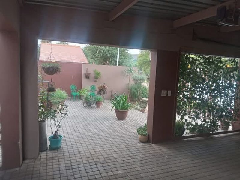 Modern 2 x Bed Unit @ R8000 & Modern 2 x Bed Unit @ R6500 in PARKTOWN ESTATE  - Photo 4