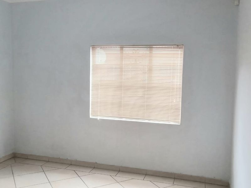 Modern 2 x Bed Unit @ R8000 & Modern 2 x Bed Unit @ R6500 in PARKTOWN ESTATE  - Photo 10