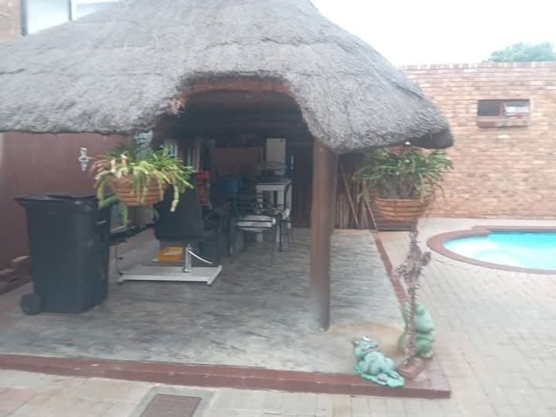 Modern 2 x Bed Unit @ R8000 & Modern 2 x Bed Unit @ R6500 in PARKTOWN ESTATE  - Photo 5