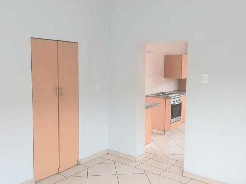 Modern 2 x Bed Unit @ R8000 & Modern 2 x Bed Unit @ R6500 in PARKTOWN ESTATE  - Photo 9