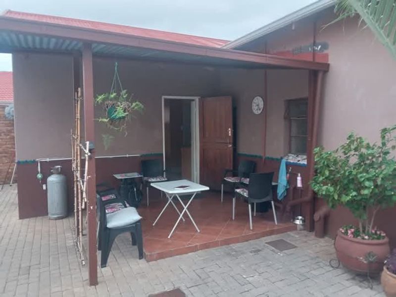 Modern 2 x Bed Unit @ R8000 & Modern 2 x Bed Unit @ R6500 in PARKTOWN ESTATE  - Photo 8