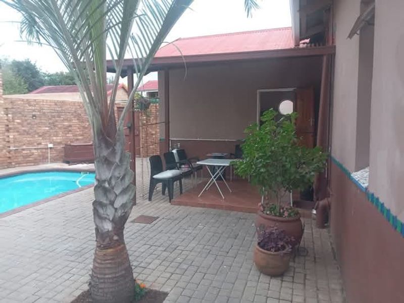 Modern 2 x Bed Unit @ R8000 & Modern 2 x Bed Unit @ R6500 in PARKTOWN ESTATE  - Photo 7
