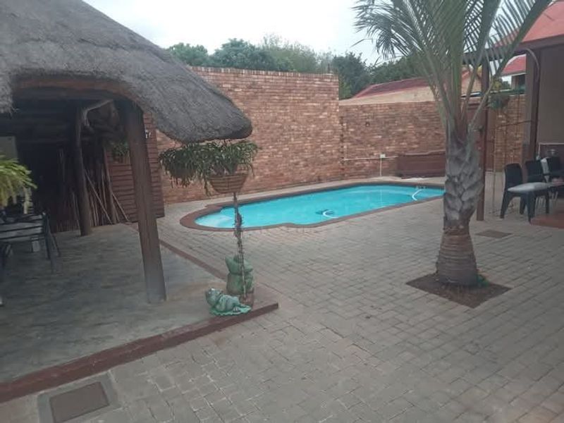 Modern 2 x Bed Unit @ R8000 & Modern 2 x Bed Unit @ R6500 in PARKTOWN ESTATE  - Photo 6