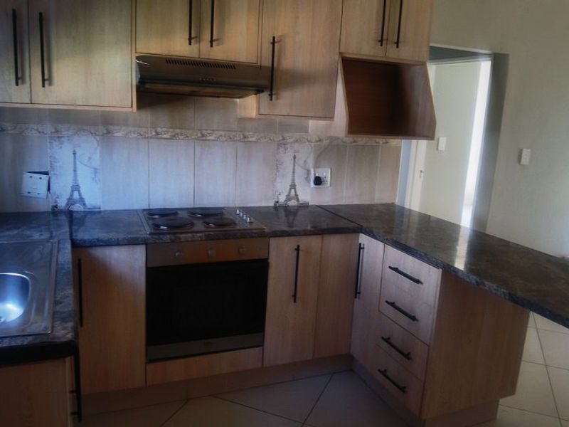 2 Bedroom Town House for Sale in Crystal Park  - Photo 5