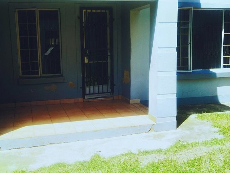 2 Bedroom Town House for Sale in Crystal Park  - Photo 2