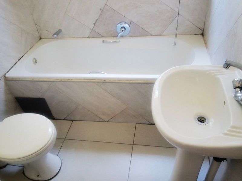 2 Bedroom Town House for Sale in Crystal Park  - Photo 10