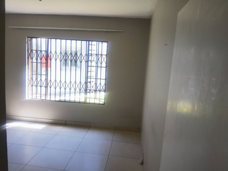 2 Bedroom Town House for Sale in Crystal Park  - Photo 8