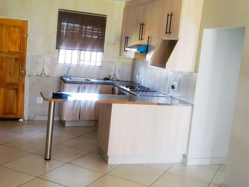 2 Bedroom Town House for Sale in Crystal Park  - Photo 9