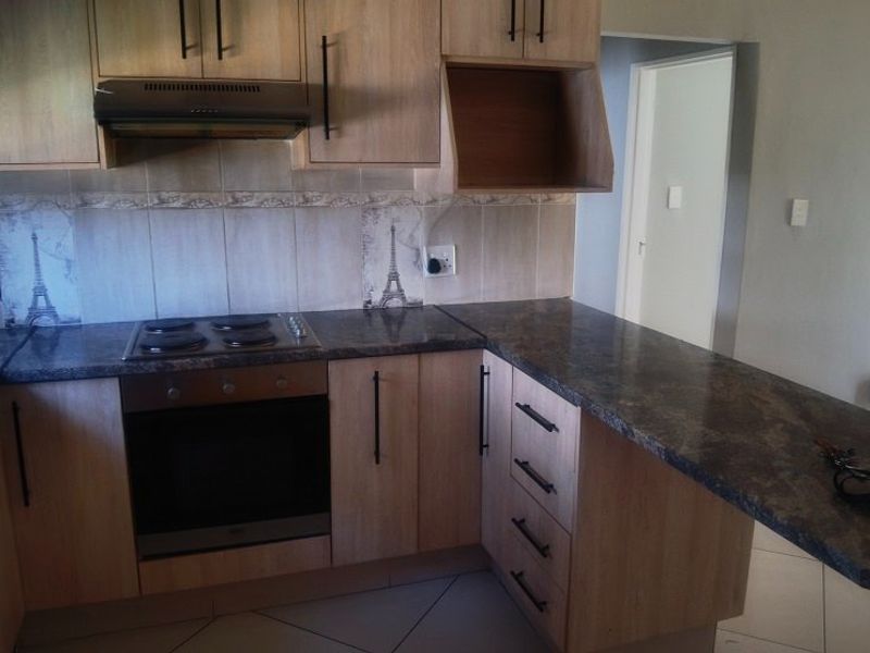 2 Bedroom Town House for Sale in Crystal Park  - Photo 4
