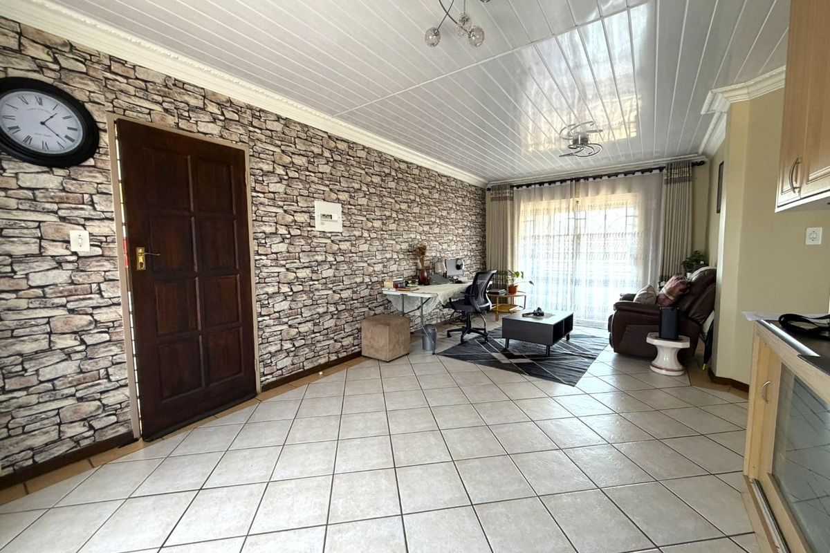 Newly Renovated 2-Bedroom Apartment for Sale in Die Hoewes – Walking Distance to the Gautrain - Photo 3