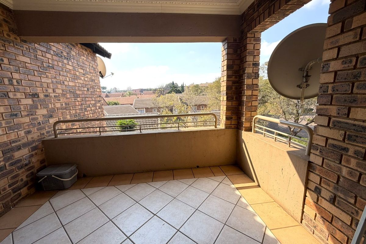 Newly Renovated 2-Bedroom Apartment for Sale in Die Hoewes – Walking Distance to the Gautrain - Photo 5