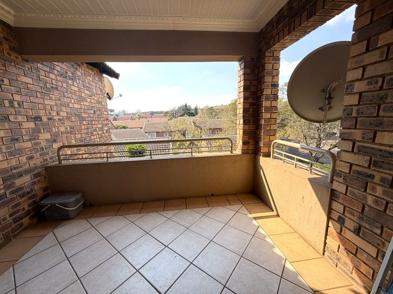 Newly Renovated 2-Bedroom Apartment for Sale in Die Hoewes – Walking Distance to the Gautrain - Photo 5