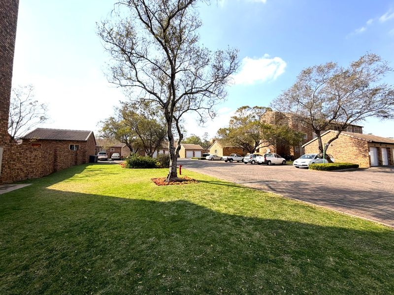 Newly Renovated 2-Bedroom Apartment for Sale in Die Hoewes – Walking Distance to the Gautrain - Photo 1