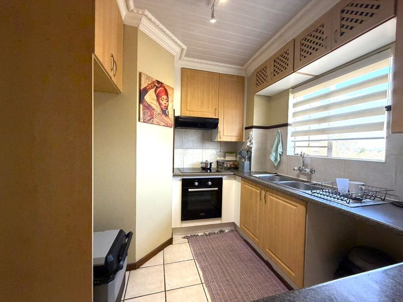 Newly Renovated 2-Bedroom Apartment for Sale in Die Hoewes – Walking Distance to the Gautrain - Photo 9