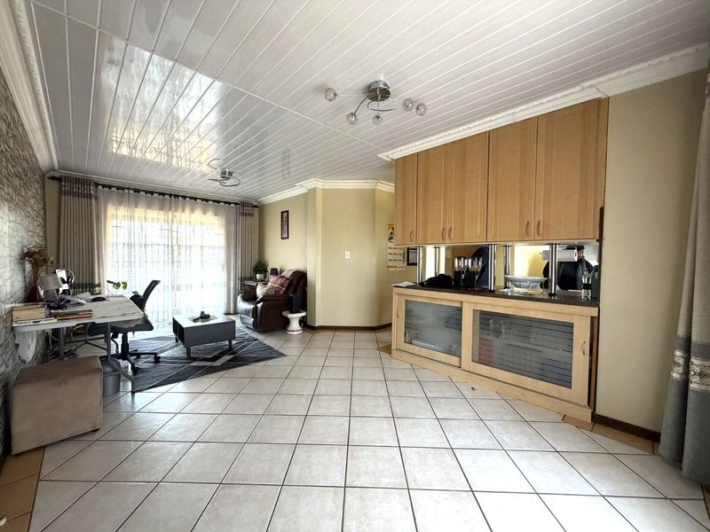 Newly Renovated 2-Bedroom Apartment for Sale in Die Hoewes – Walking Distance to the Gautrain - Photo 8