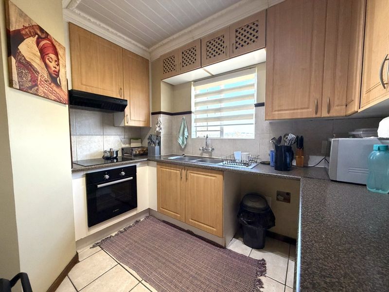 Newly Renovated 2-Bedroom Apartment for Sale in Die Hoewes – Walking Distance to the Gautrain - Photo 6