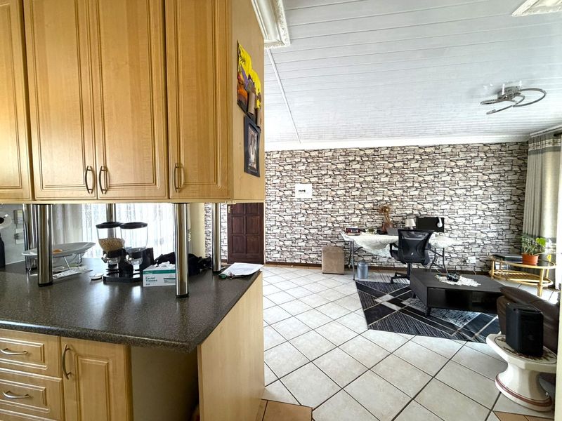 Newly Renovated 2-Bedroom Apartment for Sale in Die Hoewes – Walking Distance to the Gautrain - Photo 7