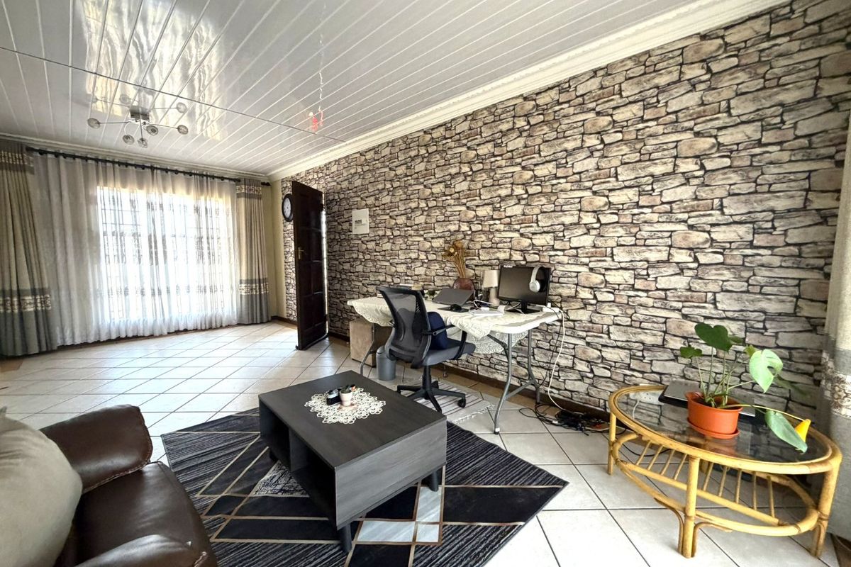 Newly Renovated 2-Bedroom Apartment for Sale in Die Hoewes – Walking Distance to the Gautrain - Photo 4