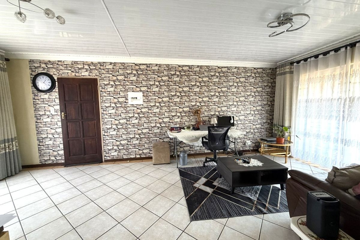 Newly Renovated 2-Bedroom Apartment for Sale in Die Hoewes – Walking Distance to the Gautrain - Photo 2
