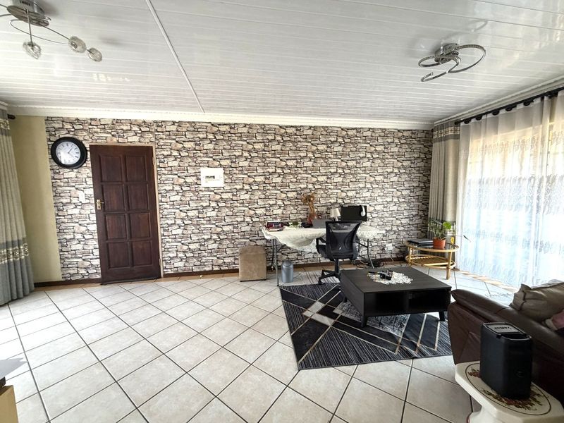 Newly Renovated 2-Bedroom Apartment for Sale in Die Hoewes – Walking Distance to the Gautrain - Photo 2