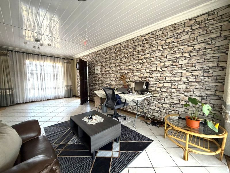 Newly Renovated 2-Bedroom Apartment for Sale in Die Hoewes – Walking Distance to the Gautrain - Photo 4