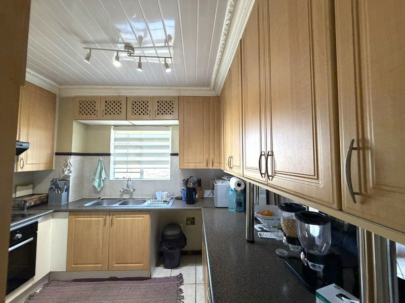 Newly Renovated 2-Bedroom Apartment for Sale in Die Hoewes – Walking Distance to the Gautrain - Photo 10