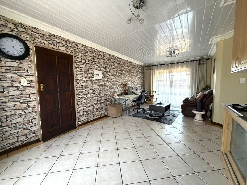 Newly Renovated 2-Bedroom Apartment for Sale in Die Hoewes – Walking Distance to the Gautrain - Photo 3