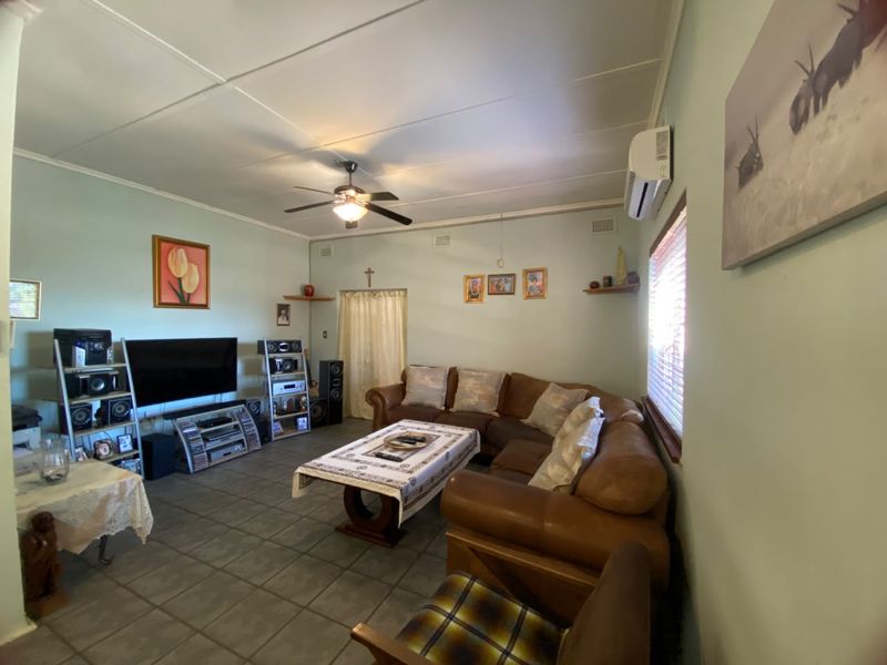 Family Home in Barberton with Sunny garden  - Photo 5