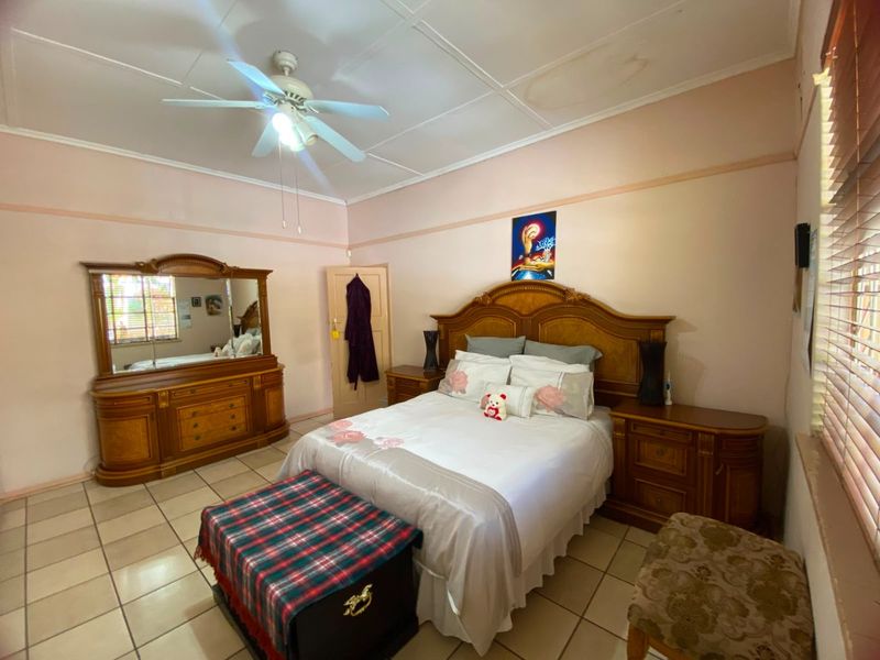 Family Home in Barberton with Sunny garden  - Photo 9
