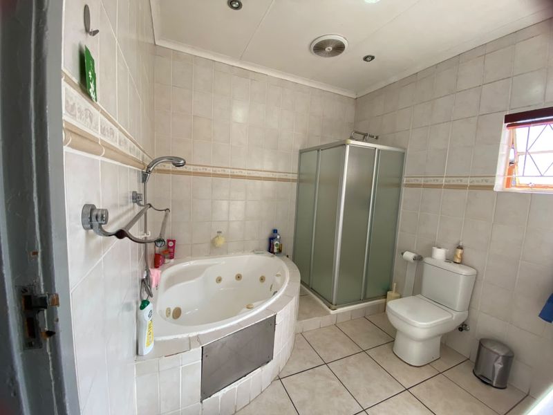 Family Home in Barberton with Sunny garden  - Photo 10