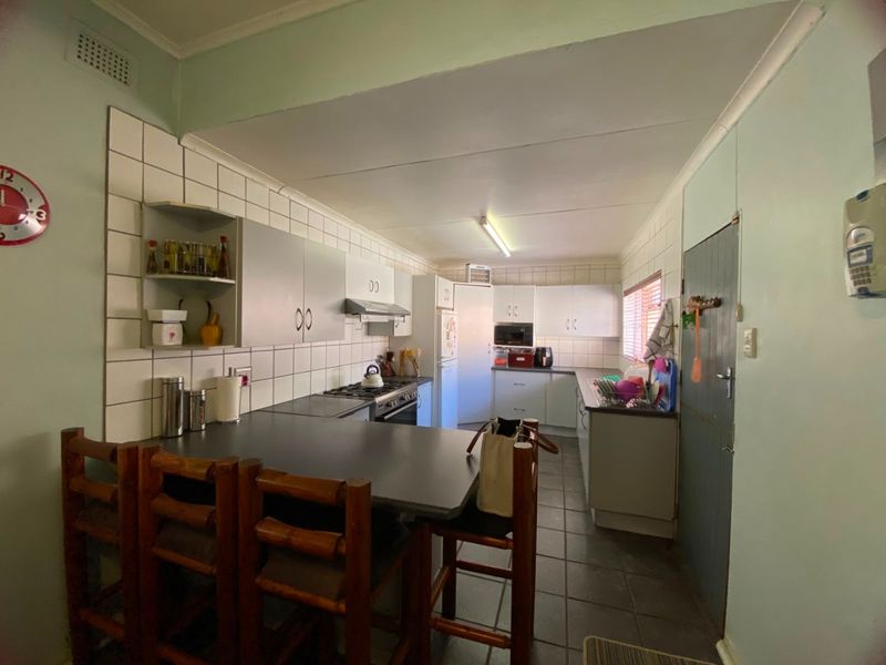 Family Home in Barberton with Sunny garden  - Photo 4