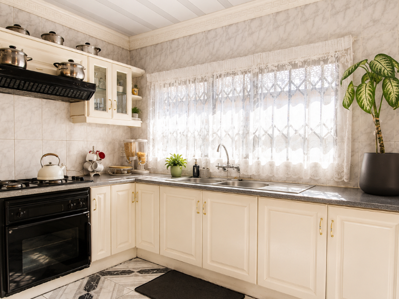 Exceptional Double-Storey Family Home with Breathtaking Soweto Views - Photo 4