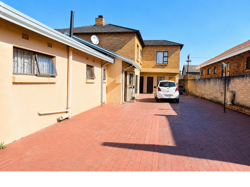 Exceptional Double-Storey Family Home with Breathtaking Soweto Views - Photo 3