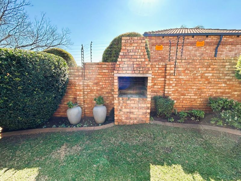 3 Bedroom 2 Bathroom Townhouse in Clubview - Photo 4
