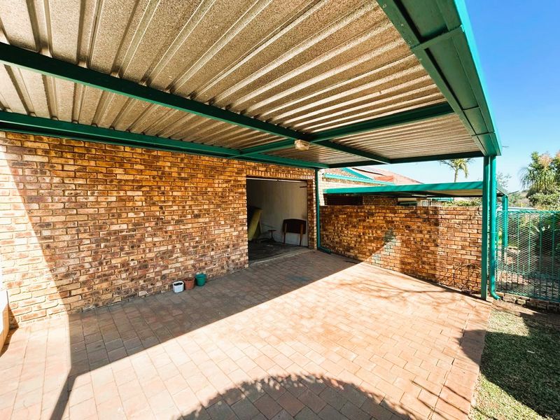 3 Bedroom 2 Bathroom Townhouse in Clubview - Photo 3