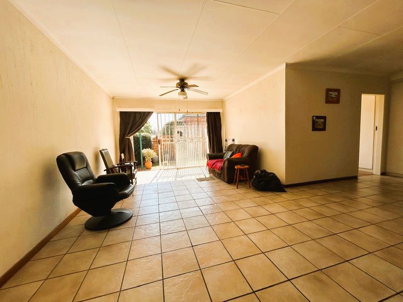 3 Bedroom 2 Bathroom Townhouse in Clubview - Photo 8