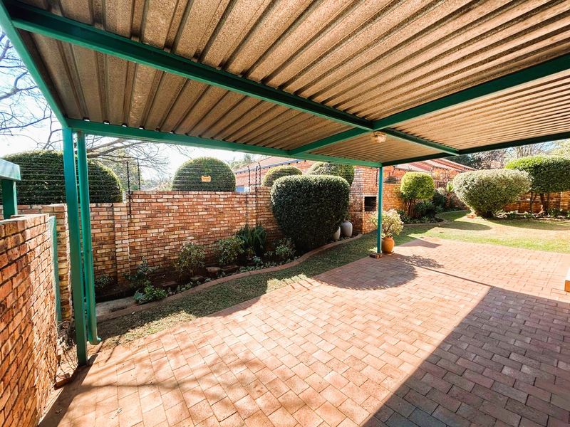 3 Bedroom 2 Bathroom Townhouse in Clubview - Photo 2