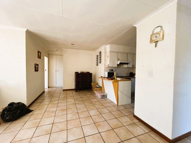 3 Bedroom 2 Bathroom Townhouse in Clubview - Photo 9