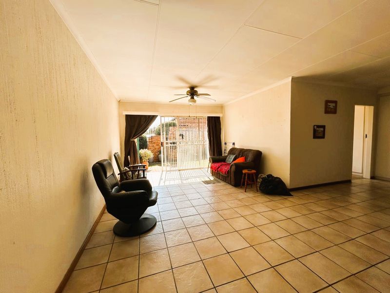 3 Bedroom 2 Bathroom Townhouse in Clubview - Photo 7